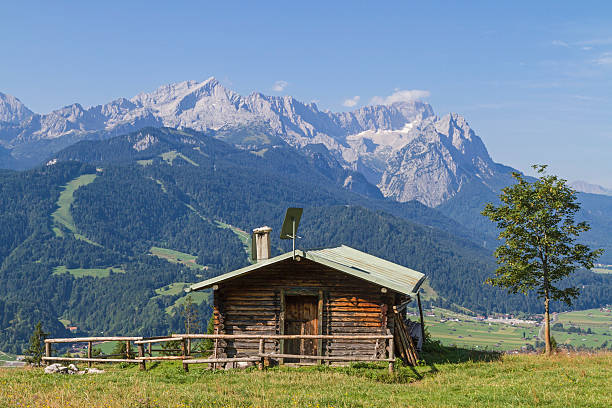 vista del catena montuosa del wetterstein - wetterstein mountains summer hut european alps foto e immagini stock