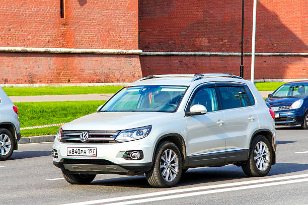 volkswagen tiguan - volkswagen tiguan foto e immagini stock