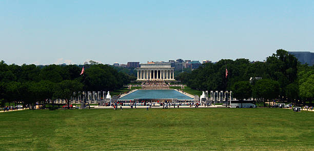 istock Lincoln Memorial On A Sunny Day 537308312