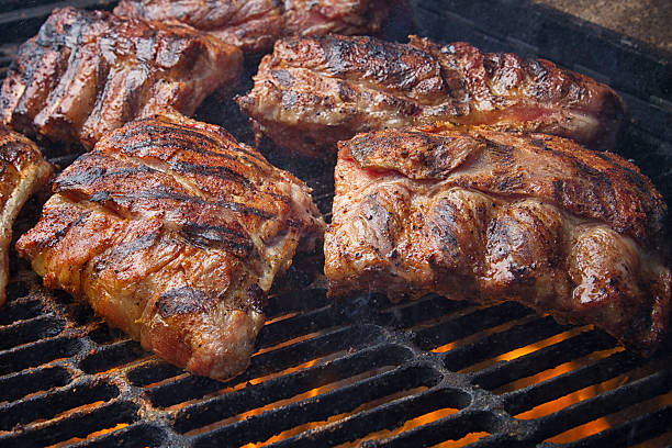 gegrilltes schweinefleisch baby zurück rippen auf feurigen holzkohle-grill - vom holzkohlengrill stock-fotos und bilder