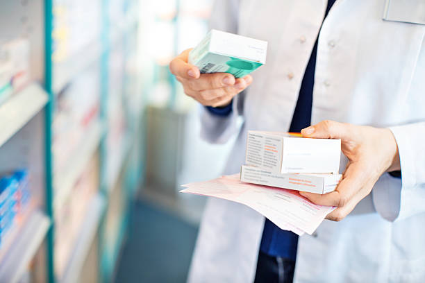 farmacéutico's manos tomando medicamentos de estante - medicamento fotografías e imágenes de stock