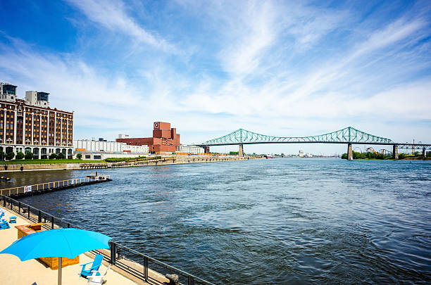 파란 하늘 위의 몬트리얼 늙음 포트 비치 - montreal harbor old commercial dock 뉴스 사진 이미지