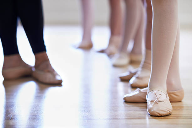 教師と子供の足にバレエダンスクラス - ballet people dancing human foot ストックフォトと画像