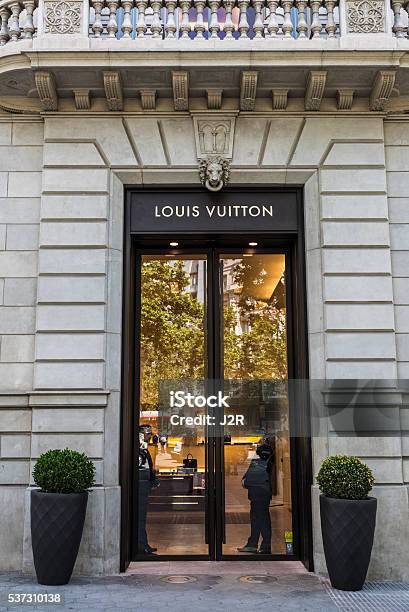 Foto de Loja Louis Vuitton Barcelona e mais fotos de stock de Louis Vuitton  - Estilista - Louis Vuitton - Estilista, Barcelona - Espanha, Loja - iStock