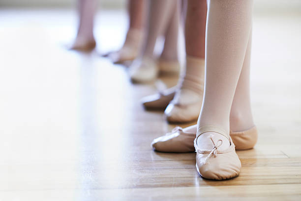 nahaufnahme einer kinder füße im ballett tanz-klasse - dance shoes stock-fotos und bilder