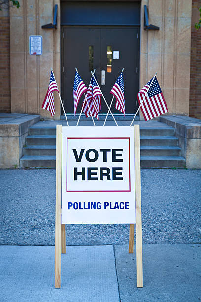 сша выборы избирательный участок станция - election voting voting booth polling place стоковые фото и изображения