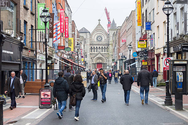 gente caminando por grafton street, dublín - dublin ireland place of worship church travel destinations fotografías e imágenes de stock