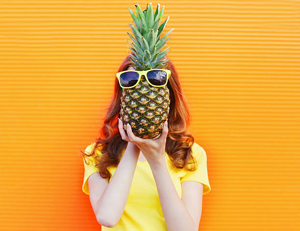 retrato de moda mulher e abacaxi com óculos de sol mais colorido laranja - vegetarian food creativity vegetable humor - fotografias e filmes do acervo