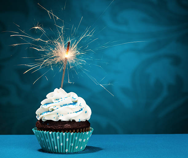 день рождения капкейк бенгальский огонь - cupcake cake birthday candy стоковые фото и изображения