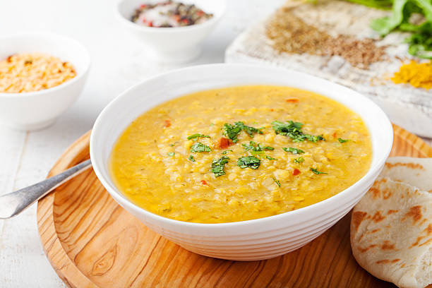 lentilha sopa com pão árabe em uma tigela de cerâmica branca - tomato curry imagens e fotografias de stock