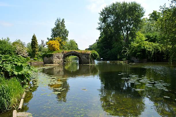 istock Ruined bridge on the River Avon, Warwick 537316374
