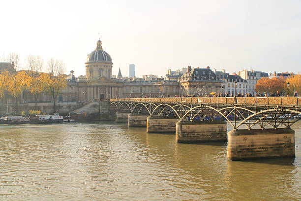 pont des arts à paris, francia - théâtre du châtelet foto e immagini stock