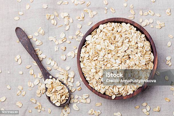 Photo libre de droit de Petitdéjeuner Biologique Flocons Davoine Dans Un Bol En Bois banque d'images et plus d'images libres de droit de Avoine