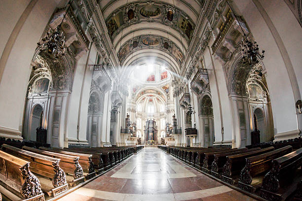 sunburst em salzburgo catedral - indoors cathedral salzburg cathedral salzburg - fotografias e filmes do acervo