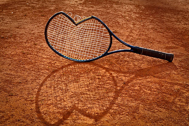 brocken racchetta da tennis - tennis court tennis racket forehand foto e immagini stock