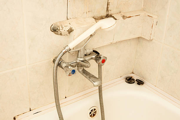istock Old dirty tap on the bath in the bathroom 537317299