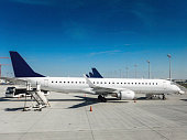 kommerzielle-jet-geparkt-auf-der-rennstrecke.jpg?b=1&s=170x170&k=20&c=3eK-2bx_VCf_RoyCyhJl4Lu1-ORPnvyu9GPdQlob6hg=