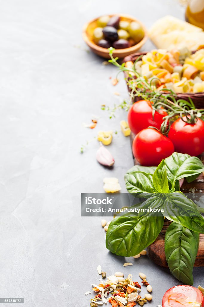Cuisine italienne fond avec des tomates, basilic, des spaghetti, parmesan, l'huile d'olive - Photo de Ingrédients libre de droits