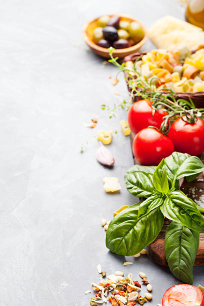 cucina italiana sfondo con pomodori, basilico, spaghetti, il parmigiano e olio d'oliva - fresh spice foto e immagini stock