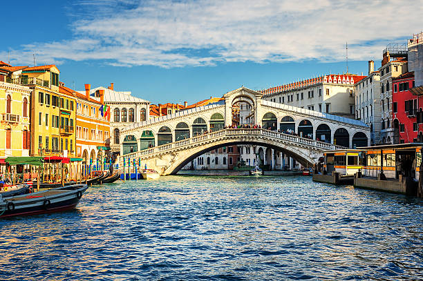 el gran canal y el puente de rialto, venecia, italia - rialto bridge italy venice italy nautical vessel fotografías e imágenes de stock