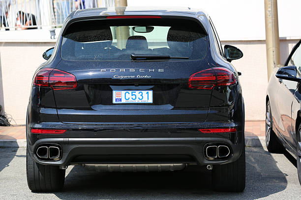 czarny suv porsche cayenne turbo w monako - turbo diesel zdjęcia i obrazy z banku zdjęć