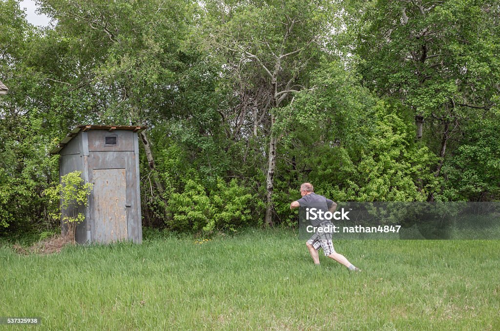 Hombre con diarrea correr al aire libre para el sanitario. - Foto de stock de Baño libre de derechos