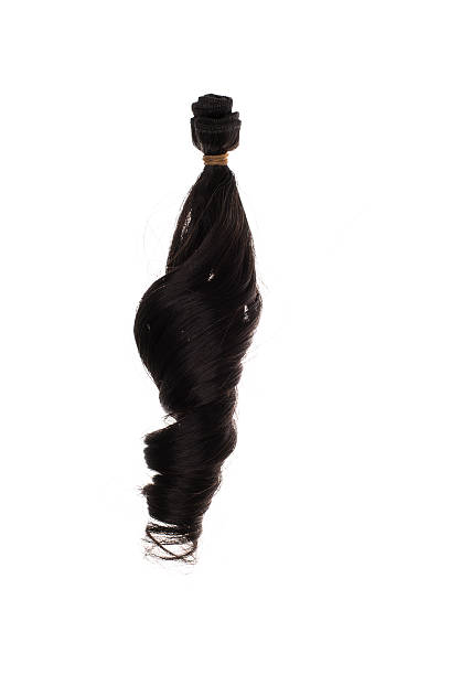 comoda fascetta per capelli mossi-brasiliana. - human hair curled up hair extension isolated foto e immagini stock