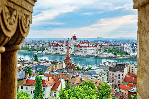 panorama blick auf budapest stadt von fischer-bastion. - budapest stock-fotos und bilder