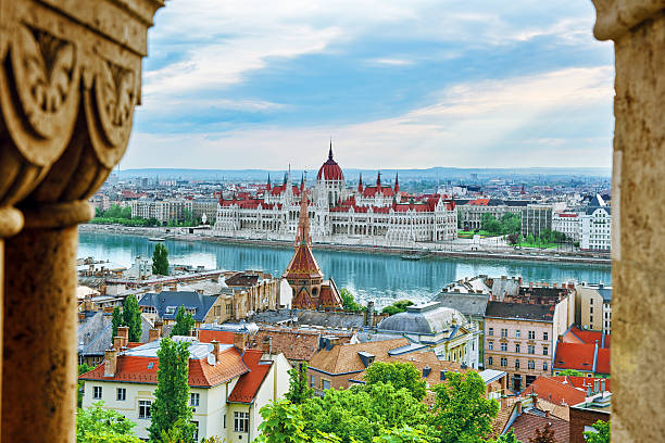 vista panorámica de la ciudad de budapest, bastión del pescador. - aguja chapitel fotografías e imágenes de stock