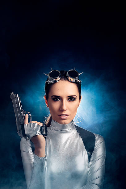 plata de mujer en traje de sujeción de pistola para pistola - gun women handgun armed forces fotografías e imágenes de stock