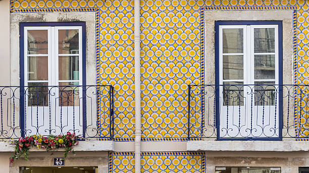 pots de fleurs et installations de la maison sur un vieux weatherd balcon - weatherd photos et images de collection