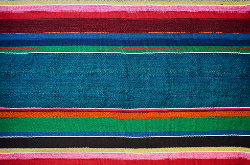 Hecho a mano tradicional de la vieja ucrania colorida textura de alfombra a rayas photo
