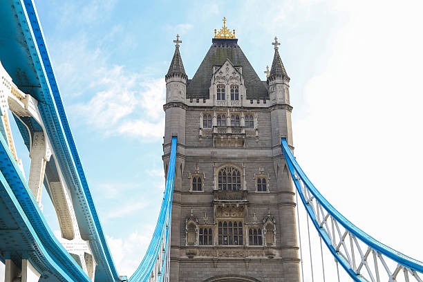 лондон башня мост по темзе длительностью в лондоне - thames river стоковые фото и изображения