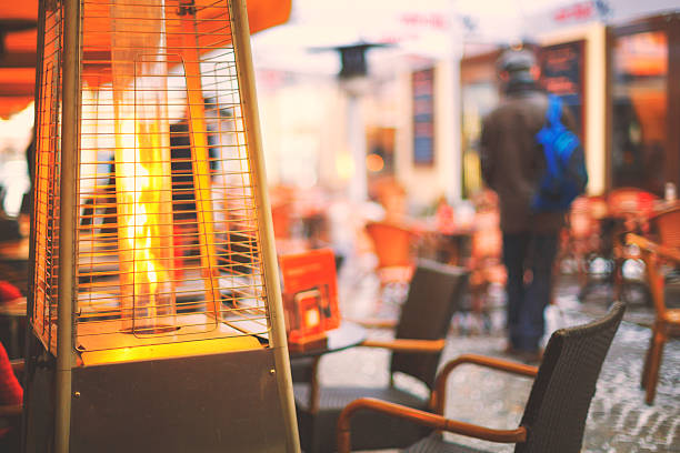 открытый пирамиды обогревателем в открытый ресторан - people winter urban scene chair стоковые фото и изображения