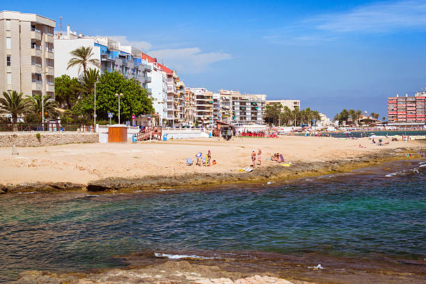 солнечном средиземноморском пляже, туристов отдыха на песке - valencia province spain beach mediterranean sea стоковые фото и изображения