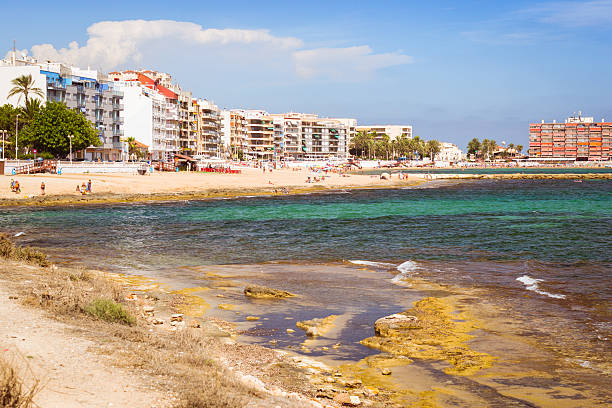 солнечном средиземноморском пляже, туристов отдыха на песке - valencia province spain beach mediterranean sea стоковые фото и изображения