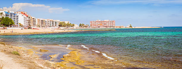 солнечном средиземноморском пляже, туристов отдыха на песке - valencia province spain beach mediterranean sea стоковые фото и изображения