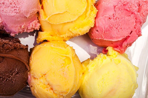 gelados gelado - scoop in front of portion colors imagens e fotografias de stock