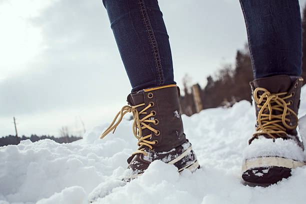 nieve intensa botas - bota de la nieve fotografías e imágenes de stock