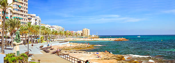 скульптура «человек на море, хосеп ricart я maimir, торревьеха - valencia province spain beach mediterranean sea стоковые фото и изображения