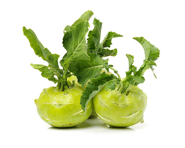 cavolo rapa fresca con foglie verdi - kohlrabi turnip kohlrabies cabbage foto e immagini stock