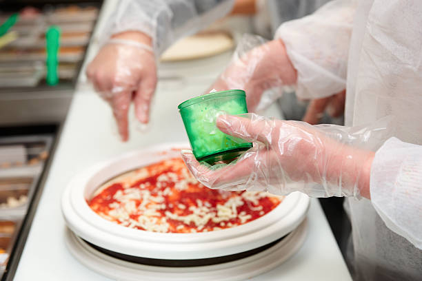 kulinarne student jest gotowanie pizzy - hygiene food chef trainee zdjęcia i obrazy z banku zdjęć