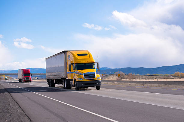 caravan moderno semi camion sull'autostrada dritta con plateau - corsa di superstrada foto e immagini stock