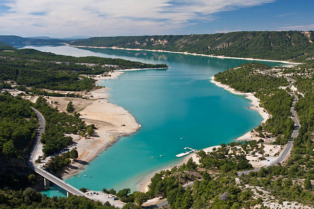 великолепный вид на река вердон в провансе, франция - france verdon river scenics bridge стоковые фото и изображения