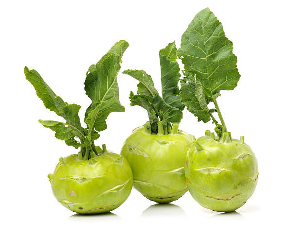 colirrábano con verdes frescas hojas - kohlrabi turnip kohlrabies cabbage fotografías e imágenes de stock