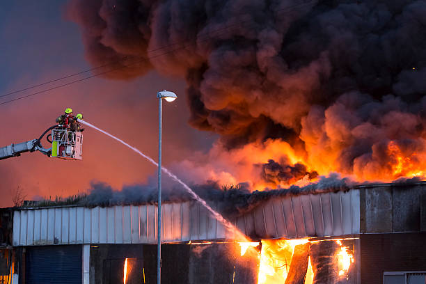 gran fuego en un almacén en bramley, leeds - editorial land vehicle construction equipment built structure fotografías e imágenes de stock