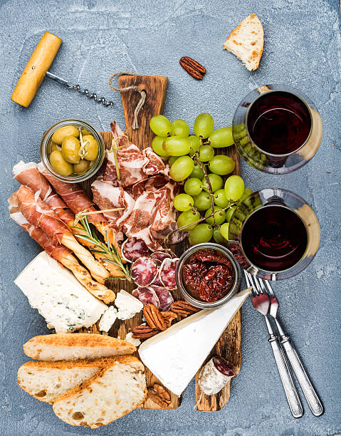 aperitivo de queso y carne o de un refrigerio de selección de vinos. variedad - cheese still life tray french cuisine fotografías e imágenes de stock