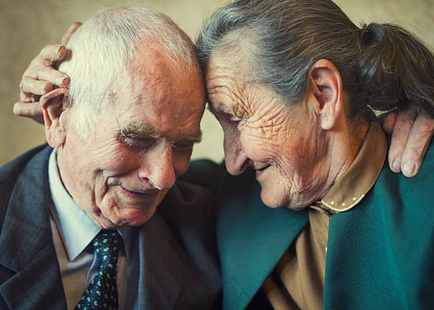 80 mais anos de idade casal casado a posar para um retrato - 80 year old imagens e fotografias de stock