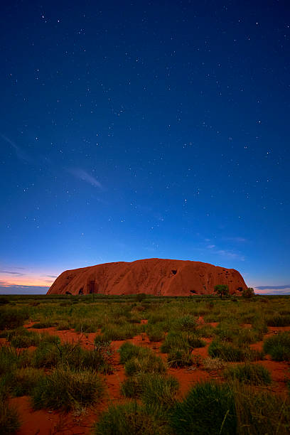 starlight sur uluru - uluru australia northern territory sunrise photos et images de collection