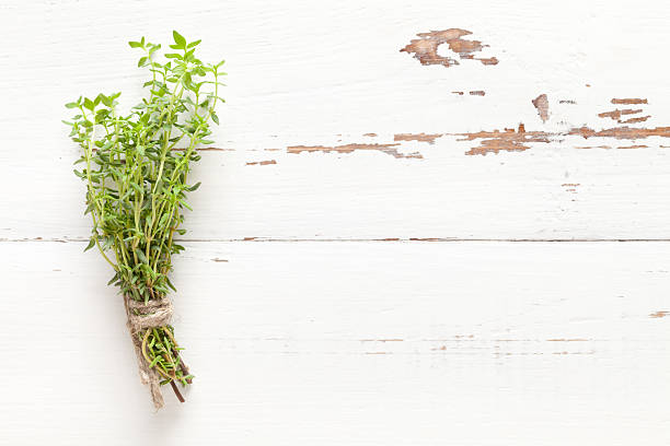 クローズアップの新鮮なタイムにホワイト木製テーブル - healthy eating close up thyme herb ストックフォトと画像